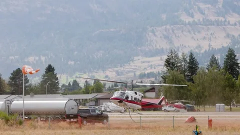 OLIVER, BC, CANADA - AUG 20, 2021: Fire service helicopters refuelling at the Vídeo Stock 162144586