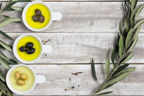 Olives on rustic wooden table Foto stock