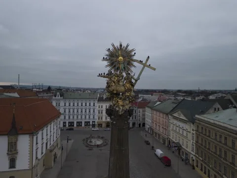 Olomouc Upper Square Statue (UNESCO World Heritage Site) Rising Hyperlapse 動画素材 231694854