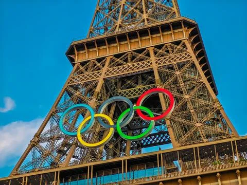Olympic rings mounted on Eiffel tower for Paris 2024 Stockfoto's