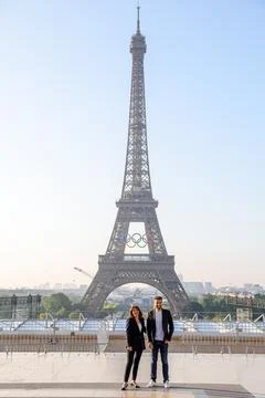 Olympic rings unveiled on the Eiffel Tower 50 days before Paris games, France -  Stockfoto's