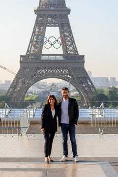 Olympic rings unveiled on the Eiffel Tower 50 days before Paris games, France -  Stockfoto's