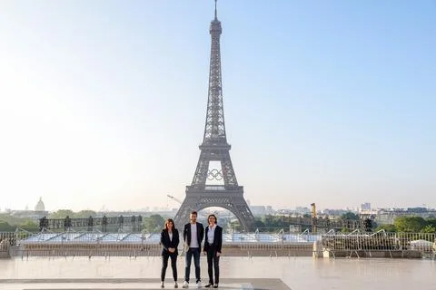 Olympic rings unveiled on the Eiffel Tower 50 days before Paris games, France -  Stockfoto's