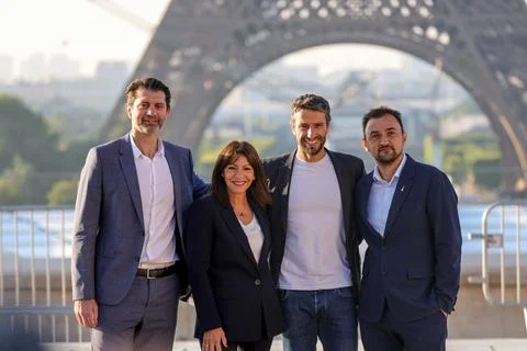 Olympic rings unveiled on the Eiffel Tower 50 days before Paris games, France -  Stockfoto's