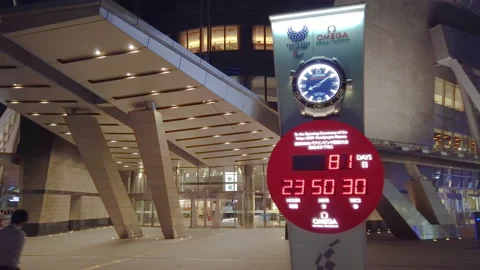 Olympic timekeeper countdown clock and Takashi Murakami statue at Roppongi Hills Vídeo Stock 155253586