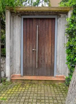 OLYMPUS DIGITAL CAMERA modern design house entrance with wooden door and bare Stock Photos