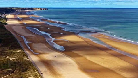 Omaha Beach: vast Normandy coast at low tide, a historic D-Day landing site in Vidéo 333326562