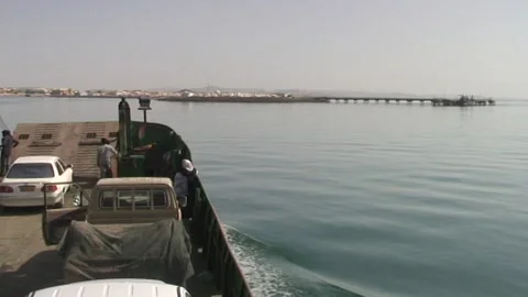 Oman, a ferry approaching the harbour. 스톡 동영상 171120107