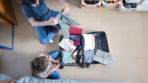 Oman preparing suitcase with 2 sons trip Vídeos de archivo 270484547