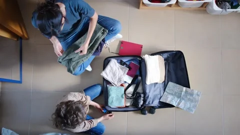 Oman preparing suitcase with 2 sons trip Vídeos de archivo 270484562