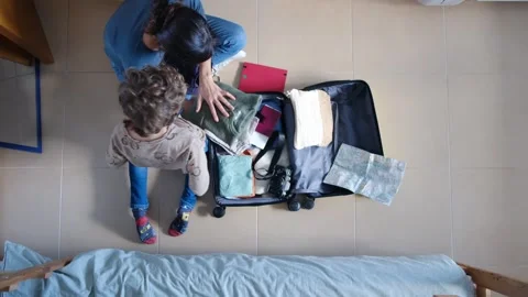 Oman preparing suitcase with 2 sons trip Vídeos de archivo 270484577