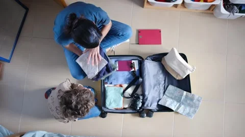 Oman preparing suitcase with 2 sons trip Vídeos de archivo 270484611