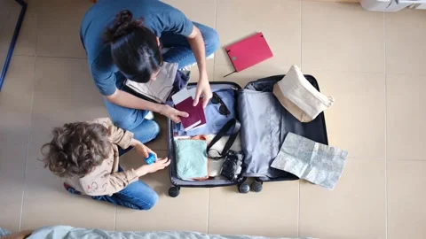 Oman preparing suitcase with 2 sons trip Vídeos de archivo 270484618