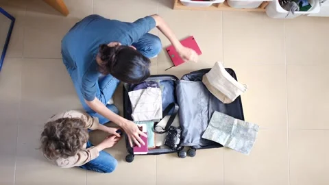 Oman preparing suitcase with 2 sons trip Vídeos de archivo 270484626