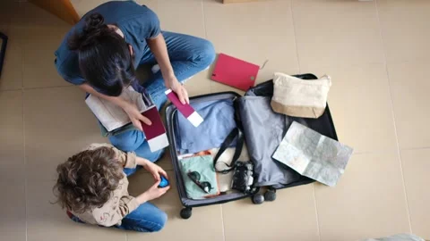 Oman preparing suitcase with 2 sons trip Vídeos de archivo 270484646