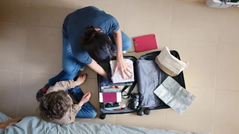 Oman preparing suitcase with 2 sons trip Vídeos de archivo 270484676