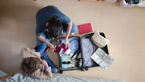 Oman preparing suitcase with 2 sons trip Vídeos de archivo 270484680