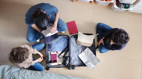 Oman preparing suitcase with 2 sons trip Vídeos de archivo 270484696