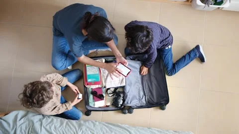 Oman preparing suitcase with 2 sons trip Vídeos de archivo 270484719