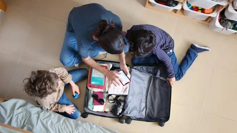 Oman preparing suitcase with 2 sons trip Vídeos de archivo 270484722