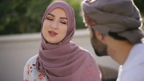 Omani couple talking. Stock Footage 151379730