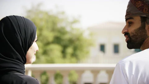 Omani couple talking. Stock Footage 152738460