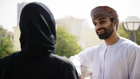 Omani couple talking. Stock Footage 152738520