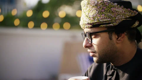 Omani man drinking Gawa. Stock Footage 151412432
