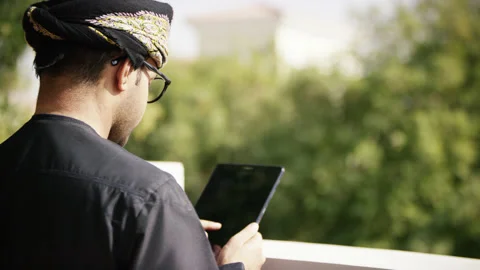 Omani man looking at his tablet. Stock Footage 152722478
