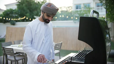 Omani man using the grill. Stock Footage 152846190