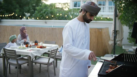 Omani man using the grill. Stock Footage 152850468