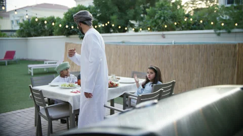 Omani man using the grill. Stock Footage 152855987