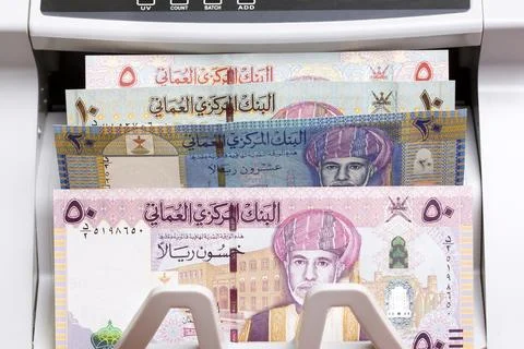 Omani rial in the counting machine Foto stock
