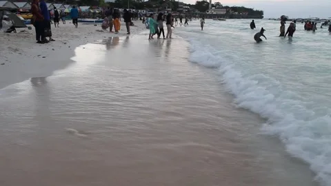 Ombak pantai Video stock 243198930