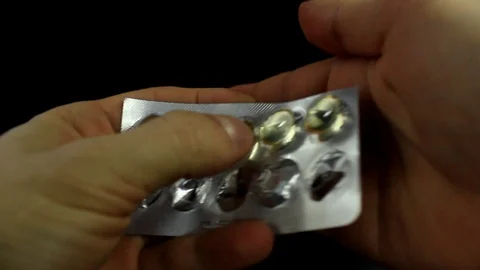 Omega-3 pills Vídeos de archivo 86414384
