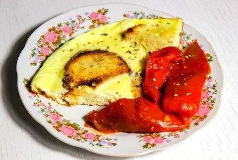 Omelette with bread for breakfast and a side of bell pepper lecho. Stock-Fotos