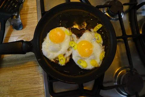 Omelette. cooking eggs. Fried eggs fried eggs from 6 eggs fried in a pan. Hot 스톡 사진