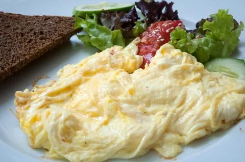 Omelette with grain bread and vegetables . Foto stock
