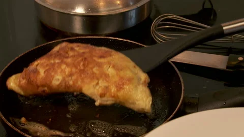 Omelette served on dinner plate 動画素材 130797471