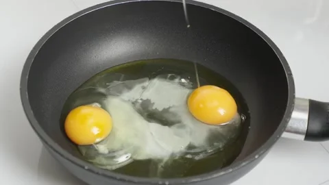 Omelette in skillet Stock Footage 271616648