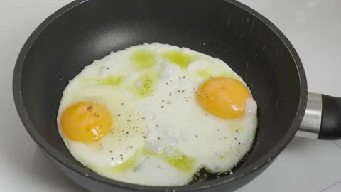 Omelette in skillet Stock Footage 271616650