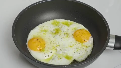 Omelette in skillet Stock Footage 271616669