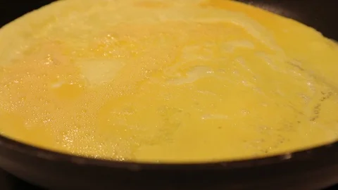 Omelette Step 2 Adding Fresh Green Spinach and Tomato’s 動画素材 124794264