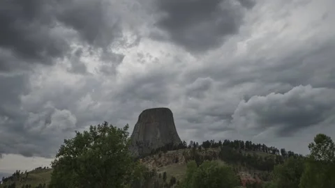 Ominous clouds passing over Devils Tower in Wyoming Stockbeeldmateriaal 136888907