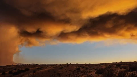 Ominous pyrocumulus smoke cloud from wildfire spreading over a desert landscape Stockbeeldmateriaal 332963335