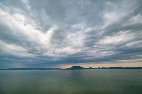 Ominous sky when storm clouds gather over Lake Balaton in Hungary Foto stock
