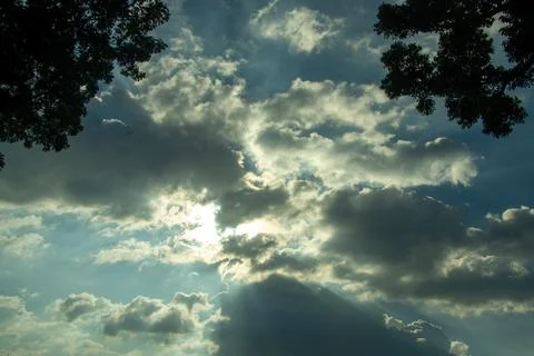 Ominous storm clouds dramatically as powerful rays of golden sunlight Foto stock