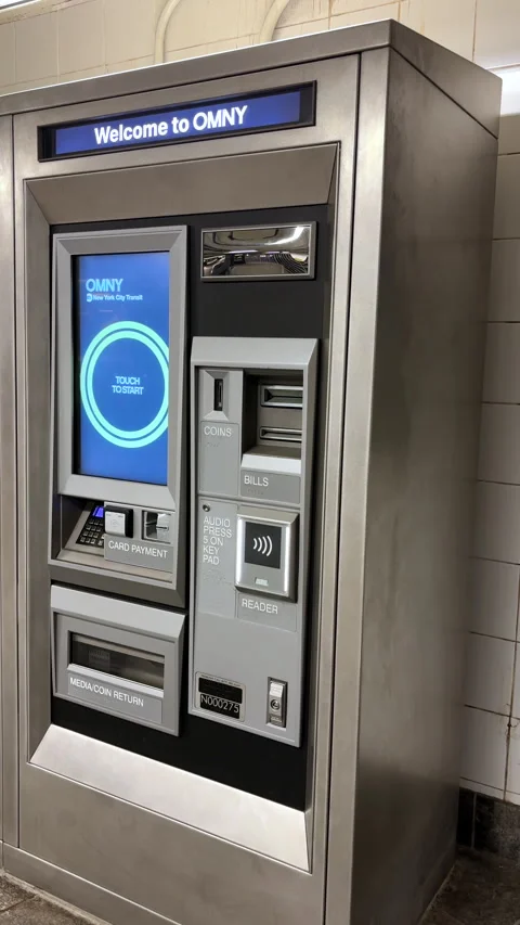 OMNY card vending machine at a subway station in New York City. Vídeo Stock 314844320