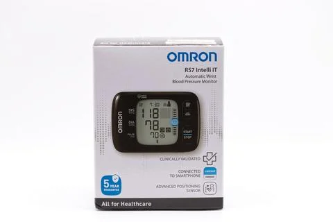 Omron RS7 intelli it automatic wrist blood pressure monitor on white. 库存照片