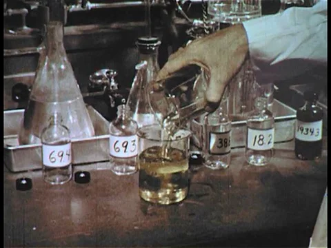 Onboard the USS Enterprise, a nuclear-powered aircraft carrier, a scientist Vidéo 75412614